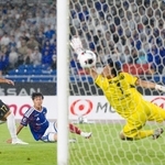 横浜Ｍ－神戸　前半、先制ゴールを決める横浜Ｍ・三井寺（中央）。ＧＫ前川