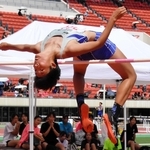 女子１年走り高跳び決勝　大会新記録の１メートル７２を跳んで優勝した明石清水の石井美優