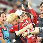ＩＮＡＣ神戸-広島　後半、ＩＮＡＣ神戸の大熊が勝ち越しゴールを決め、宮本監督と抱き合う（撮影・大田将之）