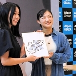 ファンと記念撮影する坂本花織さん（右）＝大阪市北区、Ａｌｐｅｎ　ＯＳＡＫＡ