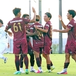 Ｕ－２１神戸－Ｕ－２１長崎　前半１９分に先制点を挙げたＵ－２１神戸の渡辺（右）と喜び合うイレブン＝いぶきの森球技場