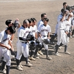 １回戦で敗退し、肩を落として引き上げる兵庫工ナイン＝明石トーカロ球場