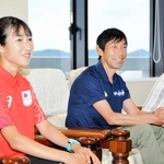 地元の小野市役所を表敬訪問した陸上の（左から）田中希実と父健智さん、母千洋さん＝小野市役所（撮影・坂本　勝）