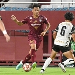 神戸－ヴェロスクロノス都農　前半、ドリブルで突破を図る神戸の川端＝ノエビアスタジアム神戸（撮影・斎藤雅志）