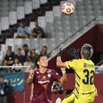 神戸－ヴェロスクロノス都農　前半、シュートを狙う神戸の小松。ゴールが決まり１-０と先制する（撮影・斎藤雅志）