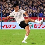 横浜Ｍ戦でＪ１デビューを果たした神戸の岩本悠庵。セットプレーのキッカーも務めて奮闘した＝２２日、日産スタジアム