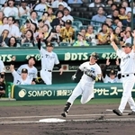 阪神-巨人　１回裏阪神無死、近本（手前）が先制本塁打を放ち、ダイヤモンドを回る＝甲子園球場（撮影・鈴木雅之）