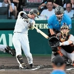 阪神-巨人　１回裏阪神無死、先制本塁打を放つ近本＝甲子園球場（撮影・鈴木雅之）