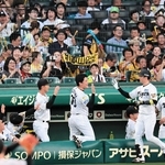 阪神-巨人　１回裏阪神無死、先制本塁打を放った近本（右から３人目）がベンチで迎えられる＝甲子園球場（撮影・鈴木雅之）