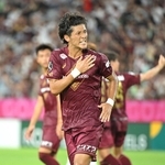 神戸ーＣ大阪　後半、決勝ＰＫを決め、喜ぶ神戸の小松＝ノエビアスタジアム神戸（撮影・大田将之）