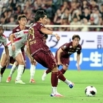 神戸ーＣ大阪　後半、神戸の小松が決勝ＰＫを決める（撮影・大田将之）