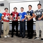 開幕を前に抱負を語った関学大の倉田雅琉主将（左から５人目）ら各校の選手たち＝大阪市内