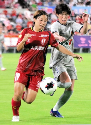 ＩＮＡＣ神戸ー長野　前半、競り合うＩＮＡＣ神戸のＦＷ久保田（１９）ら