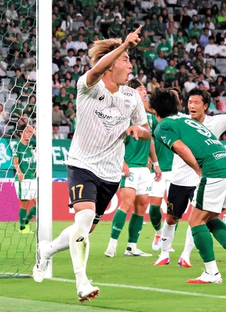 東京Ｖ－神戸　前半１６分、こぼれ球を押し込んで移籍後初ゴールを挙げた神戸の高橋（手前中央）＝東京・味の素スタジアム