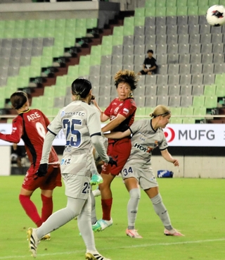 ＩＮＡＣ神戸ー長野　後半、頭で同点ゴールを決めるＩＮＡＣ神戸のＦＷ高瀬（右から２人目）