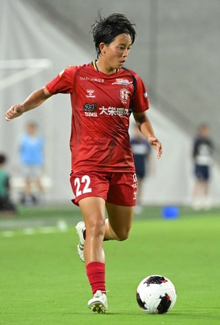 今季初戦の広島戦でプレーするＩＮＡＣ神戸の万力＝８月２２日、ノエビアスタジアム神戸