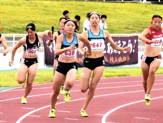 女子４００メートルリレー決勝　バトンを渡す神戸山手グローバル高の３走・二階堂咲（中央右）とアンカー熊田真帆（同左）