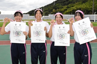 女子４００メートルリレーを大会新記録で制して喜ぶ神戸山手グローバル高の（右から）中村杏梨、西岡花菜、二階堂咲、熊田真帆