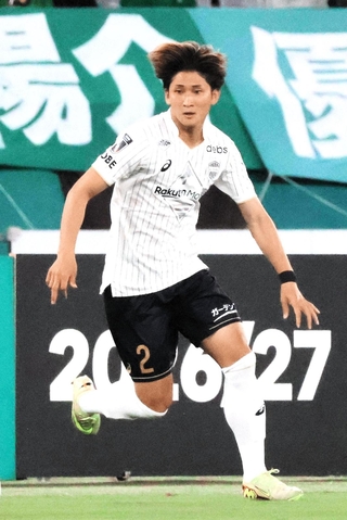東京Ｖ戦で２得点に絡む活躍を見せた神戸の飯野＝２日、東京・味の素スタジアム