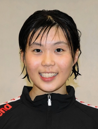 女子１００メートル平泳ぎを制した姫路西の塚原楽＝神戸市立ポートアイランドスポーツセンター