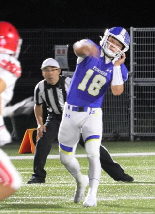 関学大-甲南大　今季最初の攻撃のプレーでＴＤパスを決めた関学大の星野太