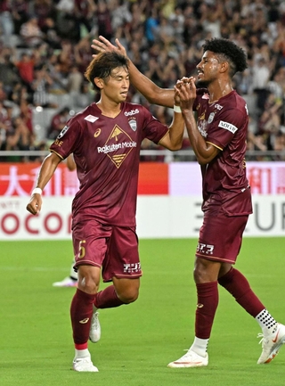 神戸-長崎　前半、ゴールを決め、神戸のジエゴ（右）と喜ぶ郷家＝６日午後、ノエビアスタジアム神戸（撮影・風斗雅博）