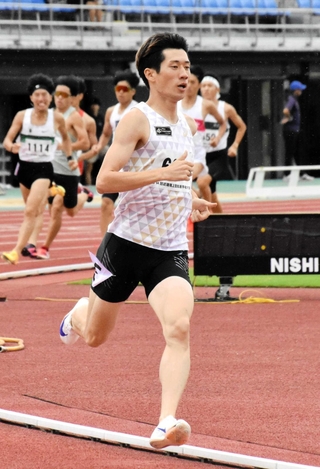 男子８００メートル決勝　大会新記録で優勝した４Ｄｉｒｅｃｔｉｏｎｓの四方悠瑚