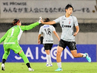 ノジマ相模原戦で同点弾を決め、ＩＮＡＣ神戸のＧＫ田中桃子（左）と手を合わせる松浦加奈＝６日、神奈川・相模原ギオンスタジアム（ＷＥリーグ提供）
