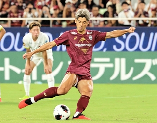 鹿島戦の後半にＰＫを決める大迫＝１１日、ノエビアスタジアム神戸