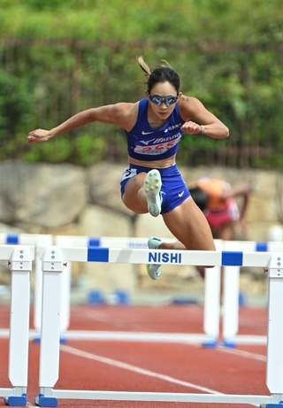 女子４００メートル障害　優勝した梅原紗月＝たけびしスタジアム京都（撮影・大田将之）