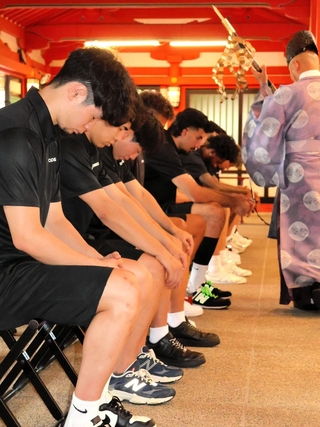 Ｂプレミア１年目の躍進を誓った神戸の選手ら＝生田神社