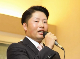 所属先の激励会でツアー優勝への意気込みを語る砂川公佑選手＝２０２４年１月、加古川プラザホテル