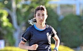 古里の小野市で早朝トレーニングに励む田中希実＝小野市王子町（撮影・風斗雅博）