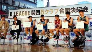 人気向上策を語る（右から）神戸の道原、大阪の牧、奈良の鈴木、京都の岸本、滋賀の野本、鳥谷さん、田村さん＝ＪＲ大阪駅