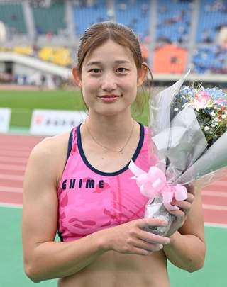 兵庫リレーカーニバルのグランプリ女子棒高跳びに出場した大坂谷明里＝４月１９日、神戸市須磨区のユニバー記念競技場
