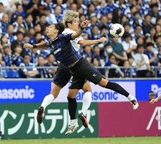 Ｇ大阪-神戸　前半、ヘディングシュートを狙う神戸の大迫（奥）＝撮影・丸山桃奈