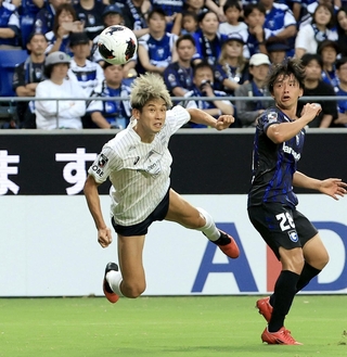 Ｇ大阪-神戸　前半、ヘディングシュートを狙う神戸の大迫（左）＝撮影・丸山桃奈