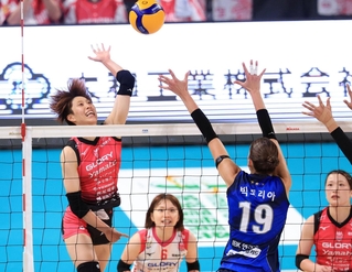 姫路-ＩＢＫ　第３セット、スパイクを放つ姫路の田中咲希（左）＝大和工業アリーナ姫路（撮影・吉田敦史）
