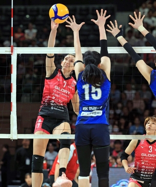 姫路-ＩＢＫ　第１セット、右サイドから攻める姫路のミラ・トドロヴァ（左）＝大和工業アリーナ姫路（撮影・吉田敦史）