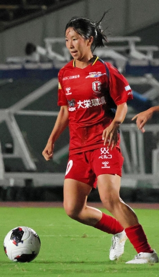 走力を基に仕掛ける積極性を高めるＩＮＡＣ神戸の岸田優花＝１９日、ユニバー記念競技場