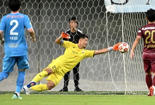 神戸－鳥栖　前半、神戸の新井が好セーブを見せる＝ノエビアスタジアム神戸（撮影・大田将之）