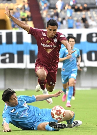神戸－鳥栖　前半、相手をかわして攻め上がる神戸のエリキ＝ノエビアスタジアム神戸（撮影・大田将之）
