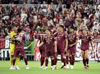 鳥栖を破り、歓喜する神戸の選手たち。好セーブを見せた新井（左端）が決勝弾のエリキをたたえる＝ノエビアスタジアム神戸（撮影・大田将之）