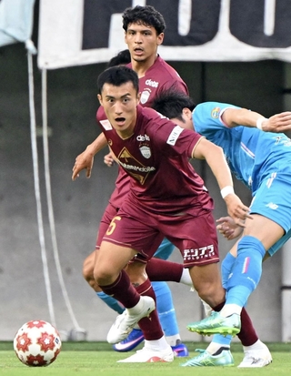神戸ー鳥栖　前半、ボールをキープする神戸の鍬先（手前）＝ノエビアスタジアム神戸（撮影・大田将之）
