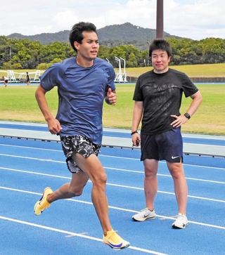 愛知・名古屋アジア大会に向けて練習する陸上男子２００メートル代表の水久保漱至（左）と吉本隆哉さん＝加古川市、ＳＨＯＷＡグループ陸上競技場