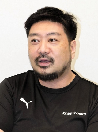 Ｂプレミアに挑戦する今季の意気込みを語る神戸の川辺泰三監督＝ジーライオンアリーナ神戸