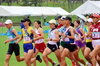 一斉に走り出す１区の選手たち＝しあわせの村