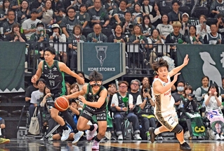 客席を埋めたファンの前で熱戦を繰り広げる神戸ストークスの選手ら＝２６日午後、神戸市中央区、ジーライオンアリーナ神戸（撮影・風斗雅博）
