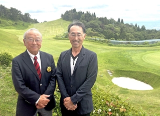 礎を築いたグルームの伝統を守る坂井幸嗣理事（右）と圓城満郎支配人＝神戸市灘区六甲山町、神戸ゴルフ倶楽部