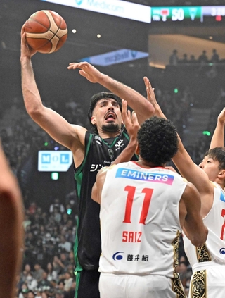 神戸－大阪　第３クオーター、相手選手に囲まれながらシュートを放つ神戸のアイマク（撮影・風斗雅博）